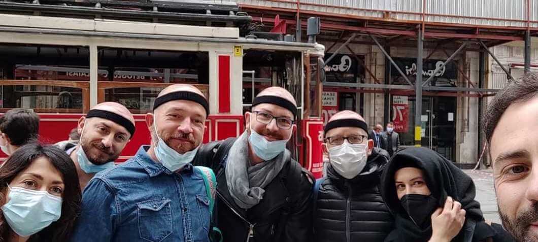 Ragazzi bendati in una strada di Istanbul